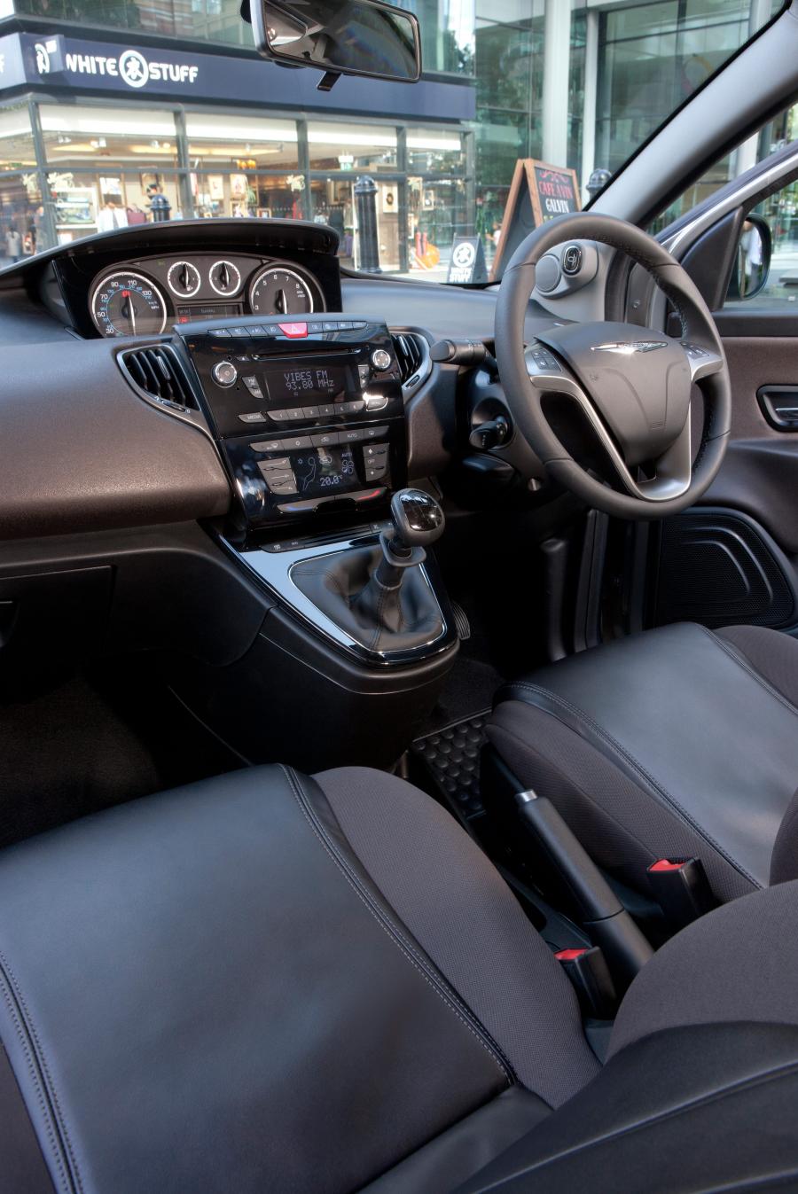  Chrysler Ypsilon 2011 года  (фото 12 из 50)